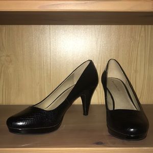 Bandolino aligator embossed heals